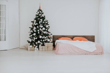 Yeni yıl Noel beyaz oda ile Noel ağacı