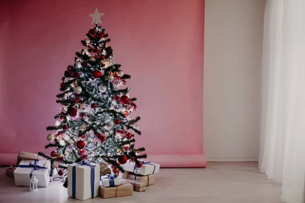 Noel süslemeleri Noel ağacı Noel hediyeleri 2020 kışında — Stok fotoğraf