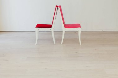 Boş beyaz bir odanın içinde iki sandalye.