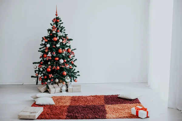 Noel dekor beyaz oda yılbaşı ağaç hediyeler — Stok fotoğraf