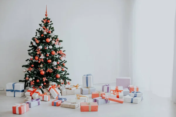 Рождественская елка много подарков новогодний декор — стоковое фото
