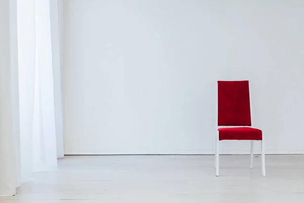Cadeira vermelha no interior de uma sala branca vazia — Fotografia de Stock