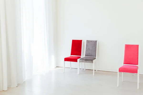 Três cadeiras no interior de uma sala branca vazia — Fotografia de Stock