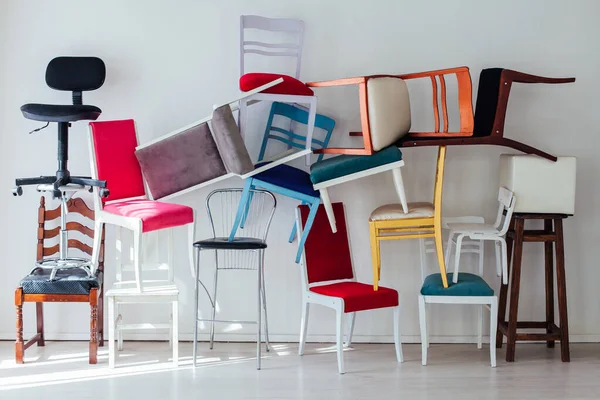 Lots of multicolored chairs in the interior of the white room — Stock Photo, Image