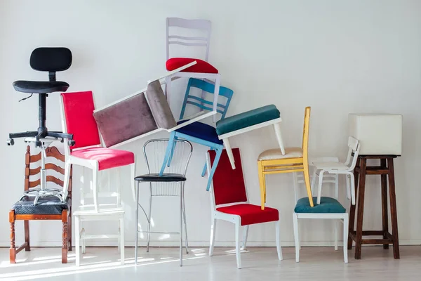 Lots of multicolored chairs in the interior of the white room — 스톡 사진