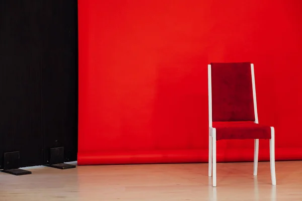 Стілець в інтер'єрі кімнати з червоним тлом — стокове фото