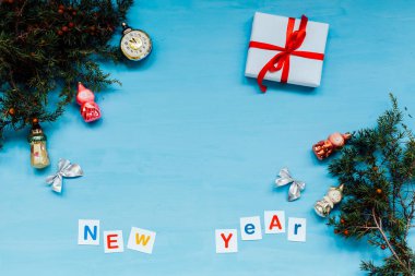Yeni yıl Noel arka plan Noel ağacı oyuncaklar hediyeler kış