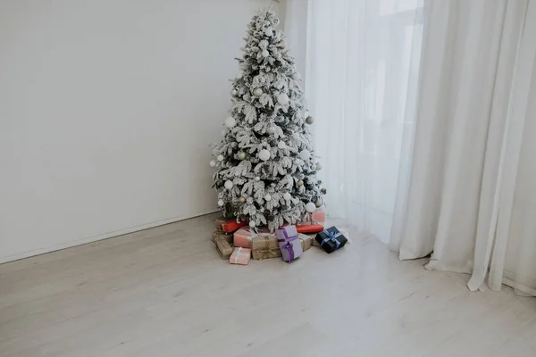 Feliz Natal ano árvore presentes Interior branco quarto feriados novo — Fotografia de Stock