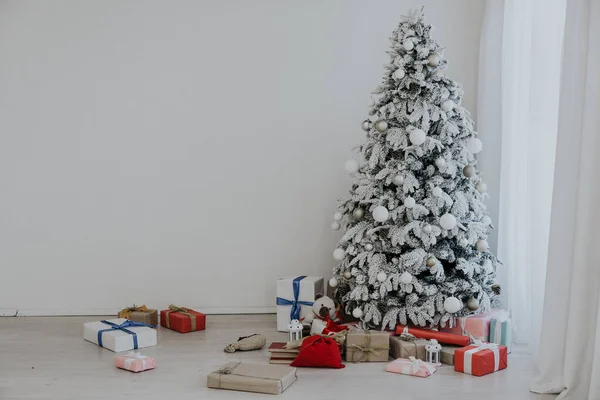 Karácsonyfa téli új évet dekorációt ajándékok — Stock Fotó