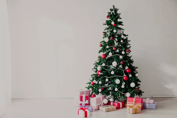 Árvore de Natal com presentes feriado de ano novo Luzes de guirlanda — Fotografia de Stock