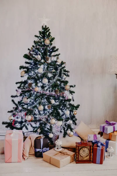 Guirnalda de decoración de Navidad con luces regalos juguetes copos de nieve —  Fotos de Stock