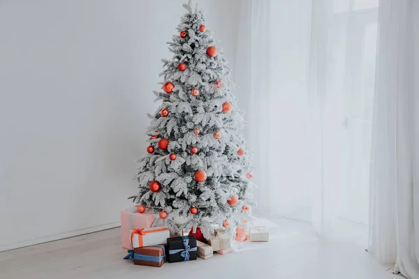 Árvore de Natal com brinquedos vermelhos presentes de inverno ano novo — Fotografia de Stock