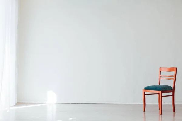 Jedna židle v interiéru bílé prázdné místnosti — Stock fotografie
