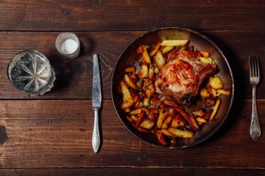 bir tablo üzerinde et ve patates tava ile akşam yemeği kızarmış