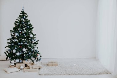 Mavi beyaz odada oyuncaklar Noel ile yılbaşı ağacı