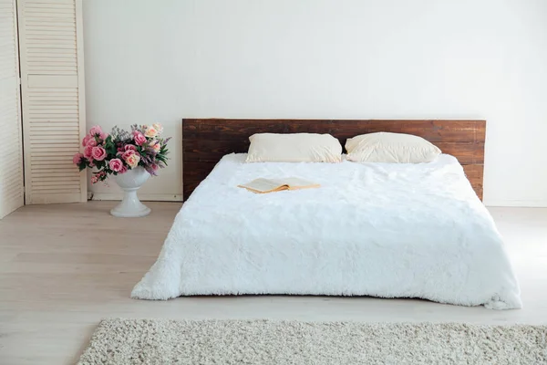 Dormitorio Blanco Interiores Luminosos Con Cama — Foto de Stock