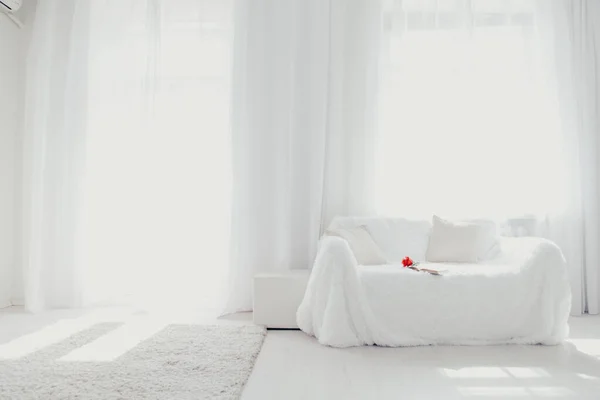 Sofá lounge branco grande Windows e livro de cores — Fotografia de Stock