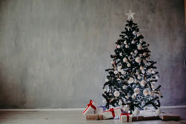 Árvore de Natal com luzes Garland casas para o ano novo — Fotografia de Stock