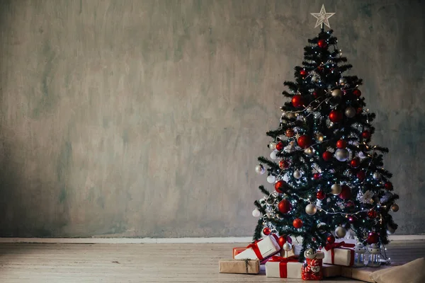 Χριστουγεννιάτικο δέντρο με φώτα και γιρλάντες και δώρα σπίτι για τα Χριστούγεννα — Φωτογραφία Αρχείου