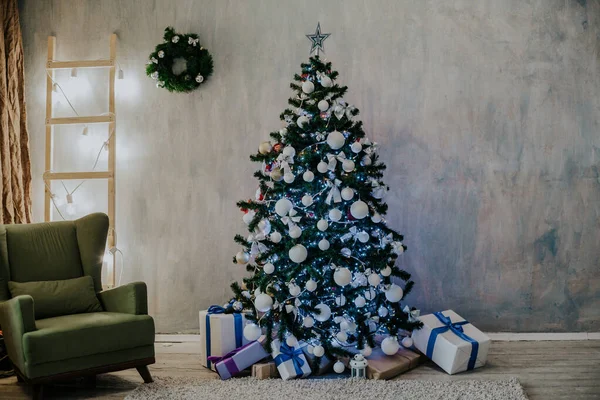 Noel hediyeler Noel çelenk ile yılbaşı dekor — Stok fotoğraf