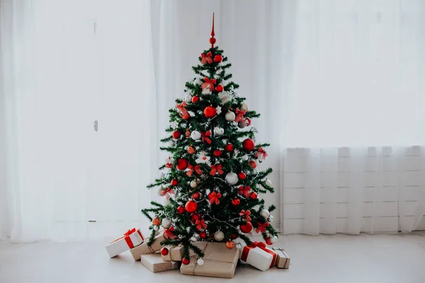 Arbre de Noël avec décorations rouges nouveaux cadeaux de l'année — Photo