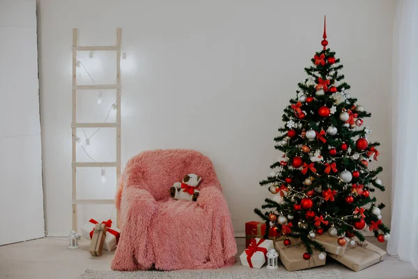 Vánoční stromeček s představuje vánoční osvětlení místnosti dárky — Stock fotografie