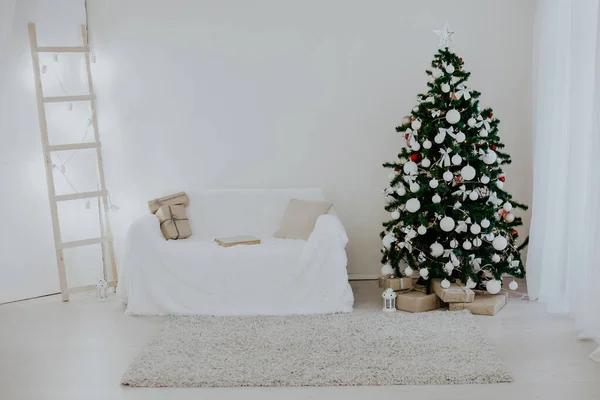 Kerst Decor 2018 met kerstboom en giften — Stockfoto