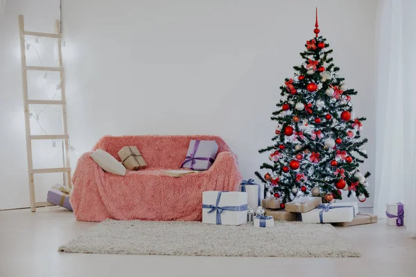 Quarto decorado para presentes de árvore de Natal ano novo — Fotografia de Stock