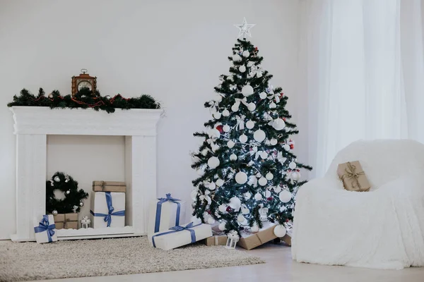 Yeni yıl Noel ağacı dekor beyaz oda ile — Stok fotoğraf