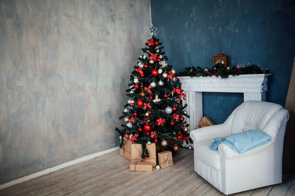 Weihnachtsbaum mit Geschenken, Lichtergirlanden zum neuen Jahr — Stockfoto