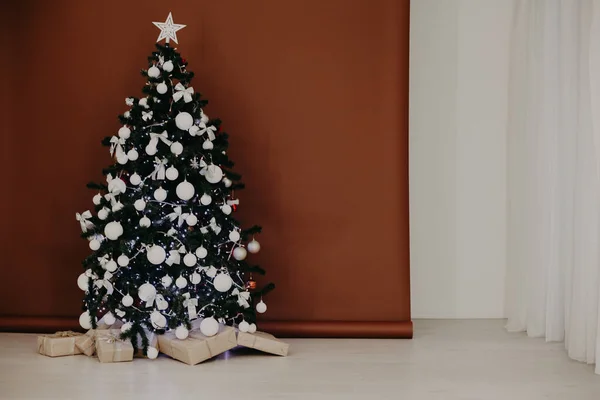 圣诞树与灯光花环的礼物在棕白色背景 — 图库照片