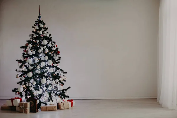 Pokój urządzony dla prezenty świąteczne Boże Narodzenie drzewo — Zdjęcie stockowe
