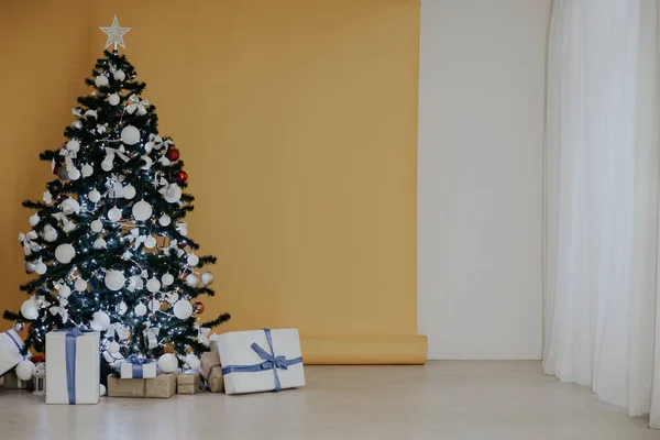 Árbol de Navidad con regalos, Luces de guirnalda año nuevo —  Fotos de Stock
