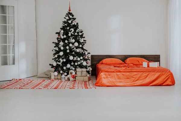 クリスマス新年ツリー装飾ベッド付きのベッドルーム — ストック写真