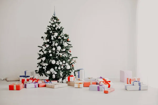 Árbol de Navidad un montón de regalos la decoración del año nuevo —  Fotos de Stock