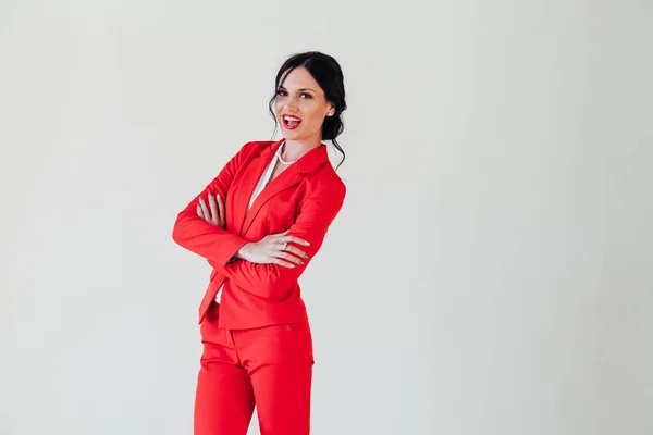 Retrato de uma mulher bonita em um terno de negócios vermelho no escritório — Fotografia de Stock