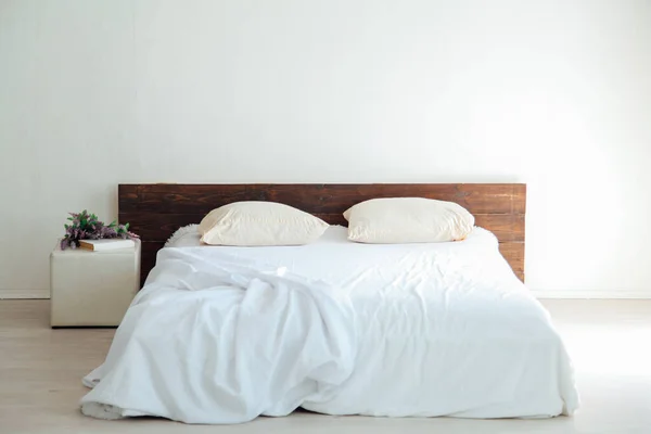 Dormitorio blanco interiores luminosos con decoración de cama — Foto de Stock