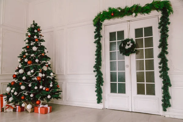 Weihnachtsbaum mit Geschenken Neujahr Urlaub Winter — Stockfoto