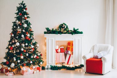 Noel ağacı beyaz oda hediyeler yılbaşı tatilinin iç