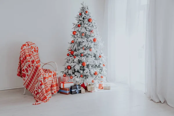 Natal Interior sala branca cartão de saudação ano novo presentes árvore — Fotografia de Stock