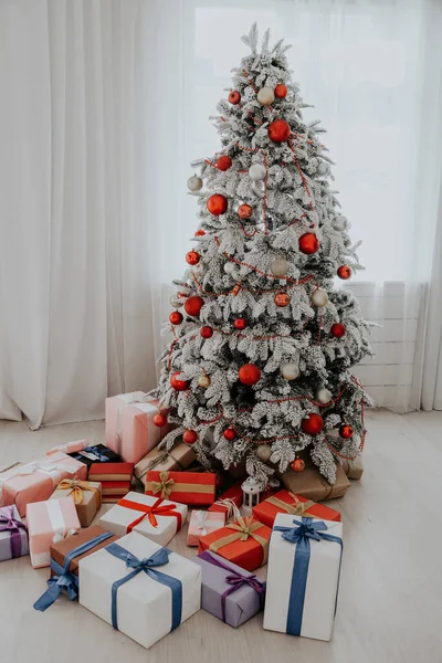 Oda dekor beyaz Noel ağacı Merry Christmas yeni yıl hediyeleri — Stok fotoğraf