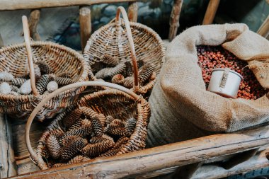 Çam kozalakları ve kurumuş gül kozalakları.