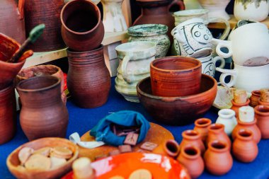 Yemek ve içmek için bir sürü çömlek.