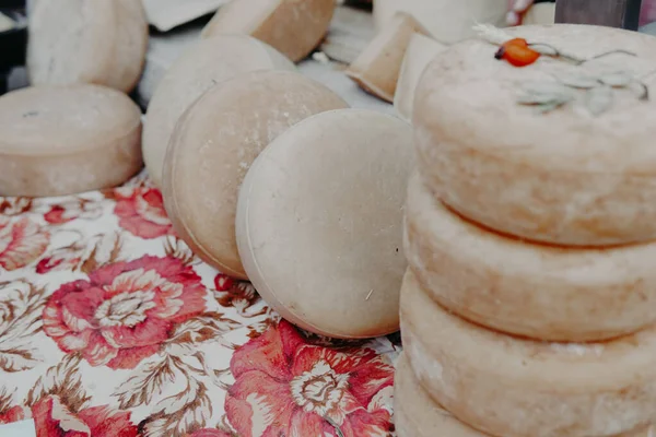 Un montón de diferentes alimentos de fondo queso fresco — Foto de Stock