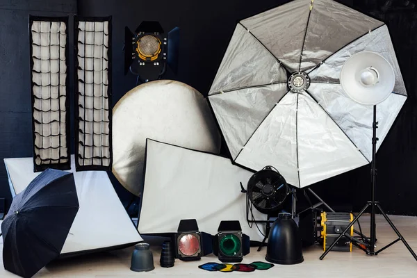 Fotostudio accessoires apparatuur en flitsen van een professionele fotograaf — Stockfoto