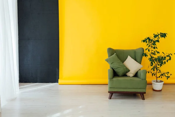 노란색 배경 이 있는 안락 의자와 실내 화분 — 스톡 사진