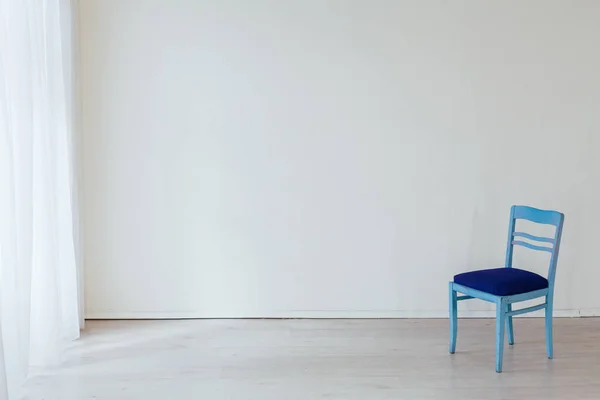 Jedna modrá židle v interiéru bílé prázdné místnosti — Stock fotografie