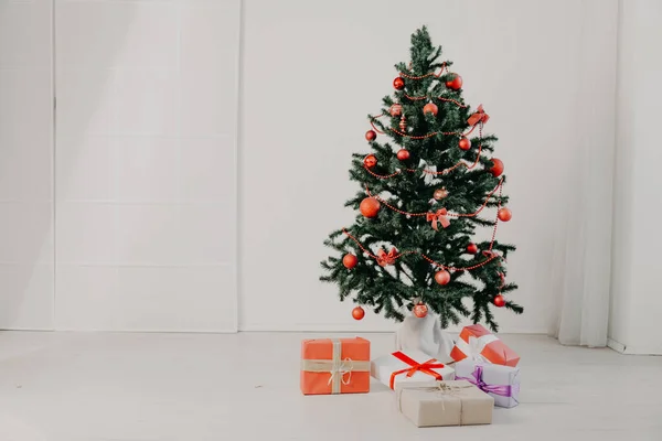 Albero di Natale in interno bianco con calza-stuffers — Foto Stock