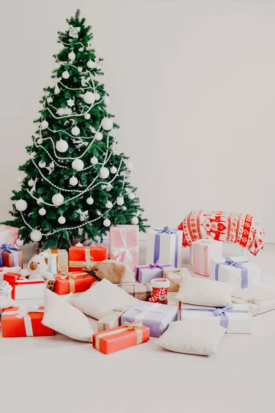 Árbol de Navidad Guirnalda luces año nuevo regalos de vacaciones blanco decoración del hogar —  Fotos de Stock