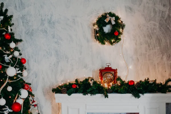 Albero di Natale con regali, ghirlanda luci Capodanno vacanza inverno — Foto Stock